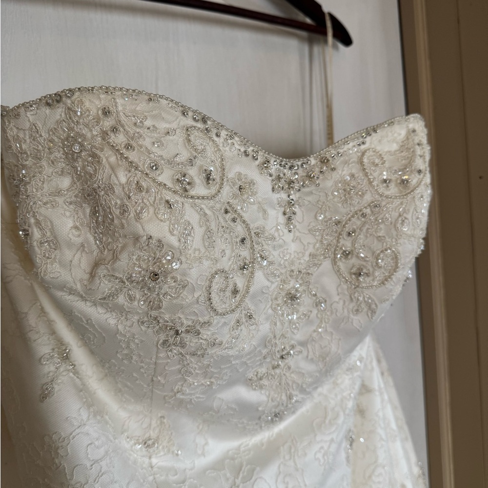 Casablanca Bridal 1827 Strapless Tulle Bridal Gown Ivory size 24